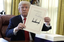Tổng thống Trump ký luật thuế mới, ‘tặng quà’ dân Mỹ trước Giáng Sinh