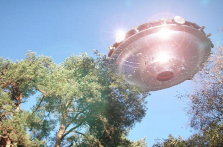 Người đàn ông chứng kiến UFO bay qua đã sợ hãi đến mức ngã xe