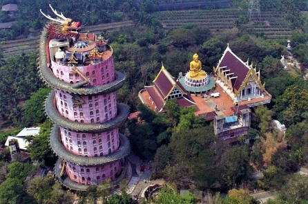 Thái Lan: Rồng khổng lồ quấn quanh ngôi chùa hồng