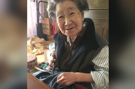 Cháu gái bật cười cảm động khi bà nội kiên nhẫn vá lại ‘chiếc quần jean rách’