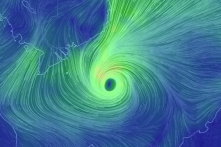 Bão số 16 giảm cấp, tâm bão đi lệch xuống phía Nam