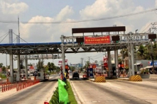 Dùng tiền lẻ thấm nước mua vé qua trạm BOT Cần Thơ – Phụng Hiệp