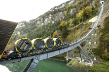 Thụy Sĩ: Tuyến đường sắt dốc nhất thế giới với toa tàu luôn nằm ngang