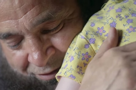 Người đàn ông chỉ nhận nuôi các bé mắc bệnh nan y bị bỏ rơi