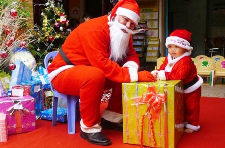 Tặng quà Giáng Sinh cho trẻ, chuyện không đơn giản