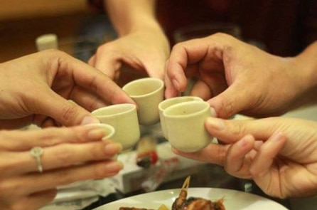 Tại sao bạn vẫn phải uống rượu?