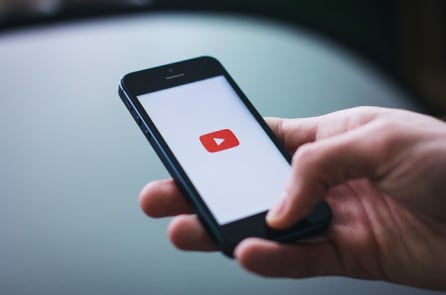 Youtube mạnh tay cắt quảng cáo video, các chủ kênh ‘than trời’