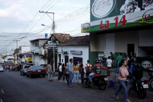 Venezuela: Cướp bóc tràn lan, các chủ cửa hàng phải mua súng để tự vệ