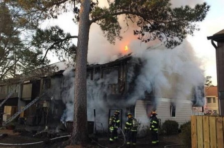 Cụ ông 70 tuổi hy sinh bản thân để cứu vợ trong đám cháy