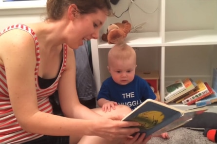 Người mẹ Mỹ tiết lộ lý do con trai 10 tháng tuổi rất yêu thích đọc sách