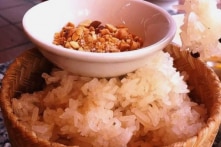Người dân TP.HCM thích thú mua gạo nếp Lào