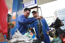 Xăng ‘âm thầm’ tăng giá liên tục, vượt mốc 20.000/lít