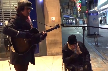 Giọng hát của ông cụ vô gia cư khiến người qua đường sửng sốt