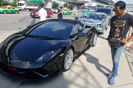 Người đàn ông hành xử cao thượng khi vợ chồng bán cá va vào siêu xe Lamborghini