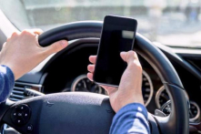 Đề xuất cấm sử dụng điện thoại di động khi lái xe ô tô