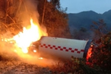 Trung Quốc: Bộ đẩy tên lửa rơi và nổ ngay cạnh khu dân cư (video)