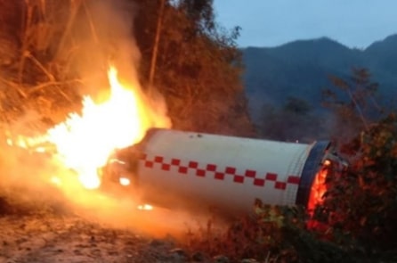 Trung Quốc: Bộ đẩy tên lửa rơi và nổ ngay cạnh khu dân cư (video)