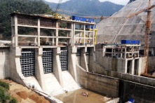 Thủy điện xả lũ không báo, thiệt hại nhà cửa người dân