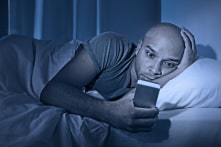 Vì sao dùng điện thoại nhiều trước khi ngủ ảnh hưởng lớn đến sức khỏe?