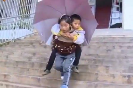 Em gái 9 tuổi mỗi ngày cõng anh trai khuyết tật đi học