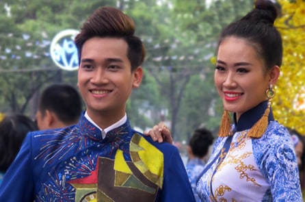 Xúng xính áo dài dạo “Phố Ông Đồ” Nhà Văn hóa Thanh Niên