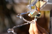 Video: Thí nghiệm dùng âm thanh “bẻ cong” dòng nước, bạn có thể làm tại nhà