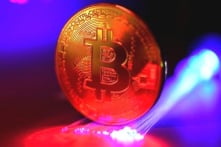 Bitcoin ‘tụt dốc không phanh’ trước hàng loạt thông tin xấu