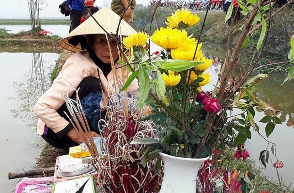bna anh 4 cu ba da dua ca huong hoa den de thap huong tai noi ca noi6290780 2022018