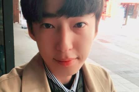 Câu chuyện đẹp: Chàng trai Hàn Quốc cố tình đổ chai sữa dâu lên người cô gái