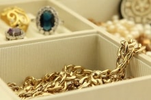 Bình Dương: Nam thanh niên táo tợn đập tủ kính, cướp tiệm vàng