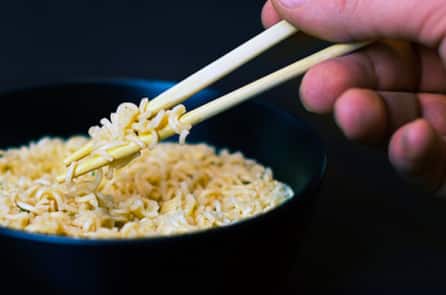 Dùng đũa không đúng cách có thể gây bệnh ung thư gan