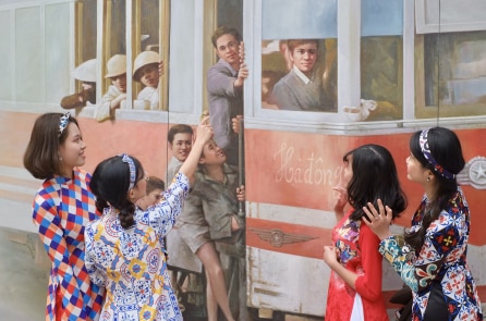 Người dân thủ đô xúng xính áo dài chụp ảnh tại phố bích hoạ Phùng Hưng