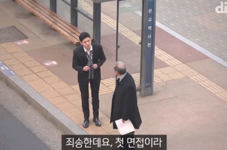 Chàng thanh niên Hàn Quốc nhờ người qua đường thắt cà vạt, điều gì sẽ xảy ra? (Video)