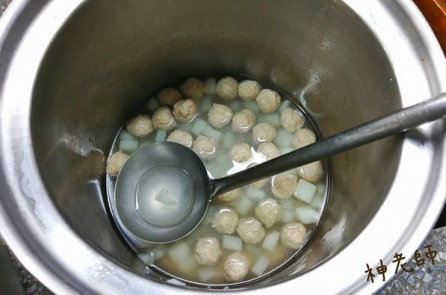 Bài học về “nồi canh thịt viên” của cô giáo Đài Loan khiến mọi người cảm động