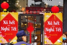 Hà Nội: Xả hàng cuối năm, người dân đổ xô sắm Tết