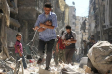 Syria: 8 ngày nội chiến khiến gần 600 người chết, Putin ra lệnh “tạm dừng nhân đạo”