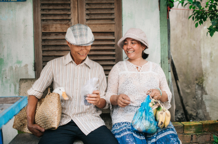 Cảm nhận tình yêu thương của cha mẹ qua bộ ảnh “Ba mẹ thăm con” ấm áp