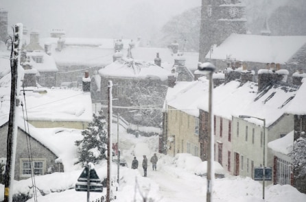 “Quái vật từ phương Đông” kết hợp bão Emma nhấn chìm nước Anh trong băng giá