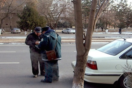 Uzbekistan: Cấm cảnh sát nấp sau cây bắt lái xe vi phạm giao thông