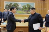 Kim Jong un bat tay quan chuc Han Quoc