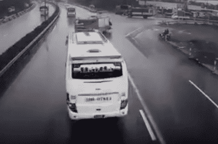 Vụ va chạm giữa xe cứu hoả và xe khách: Xe khách chạy trong tốc độ cho phép