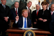 Trump áp thuế 60 tỷ USD với hàng nhập từ Trung Quốc, Bắc Kinh thề ‘chiến đấu tới cùng’