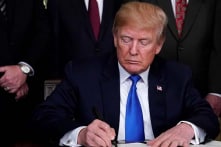Trump ký lệnh mới về cấm người chuyển giới tham gia quân đội