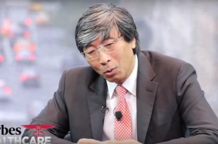 Bác sĩ giàu nhất thế giới mua lại 2 tòa soạn báo lâu đời ở Mỹ