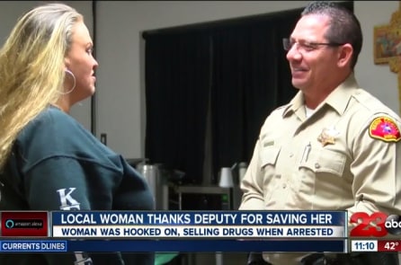 Gặp lại người cảnh sát 8 năm trước đưa mình vào tù, cô gái đã nói những lời không ngờ