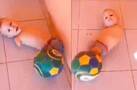 Xúc động cảnh em bé không chân không tay chơi bóng đá