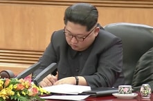 Hành động khác thường của ông Kim Jong-un trong cuộc hội kiến với ông Tập Cận Bình