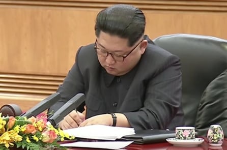 Hành động khác thường của ông Kim Jong-un trong cuộc hội kiến với ông Tập Cận Bình