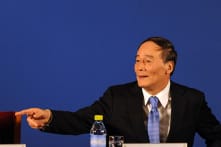 Ngồi cùng hàng với Ban Thường vụ BCT, ông Vương Kỳ Sơn tiếp tục thu hút sự chú ý