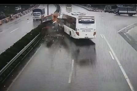 Vụ va chạm xe cứu hỏa và xe khách: Vì sao vẫn chưa có công bố sai phạm?